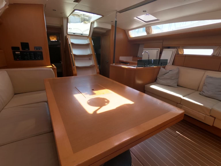 Pronajmout Plachetnice se skipperem či ne Jeanneau v Olbia