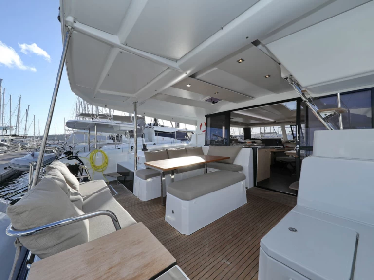 Fountaine Pajot Astrea 42 jednotlivci a charterové společnosti v Pomer