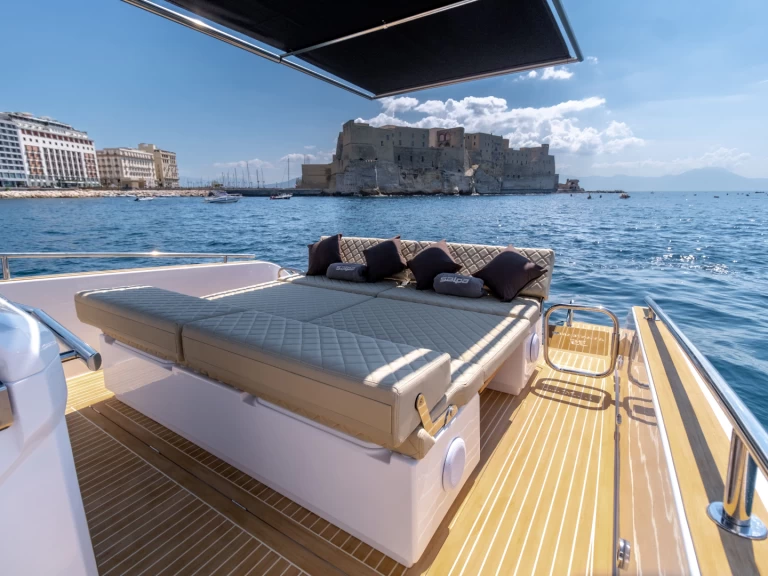 Motorová loď k pronájmu v Juan-les-Pins za nejlepší cenu