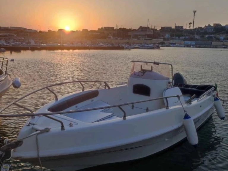 Motorová loď k pronájmu v Acitrezza za nejlepší cenu