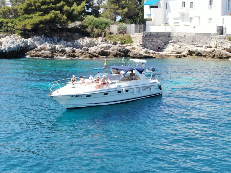 Fairline Targa 42 jednotlivci a charterové společnosti v Cannes