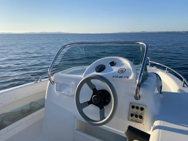 Pronajmout si Quicksilver Alboran 550 open v Port de Cannes Marina