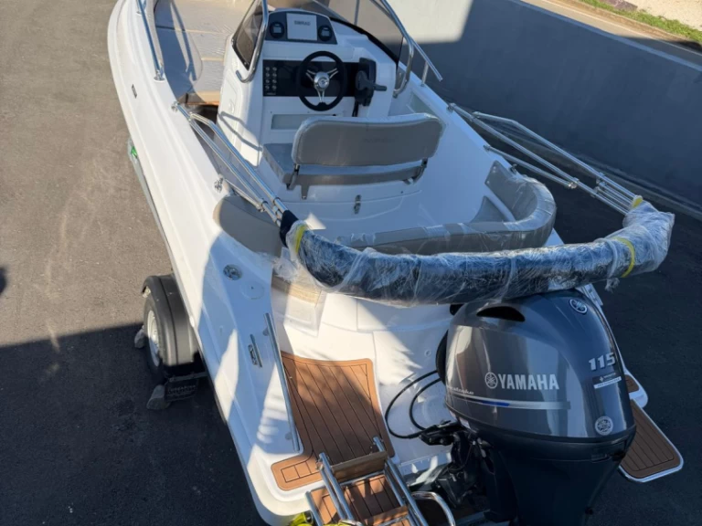 Motorová loď k pronájmu v Sveti Filip i Jakov za nejlepší cenu