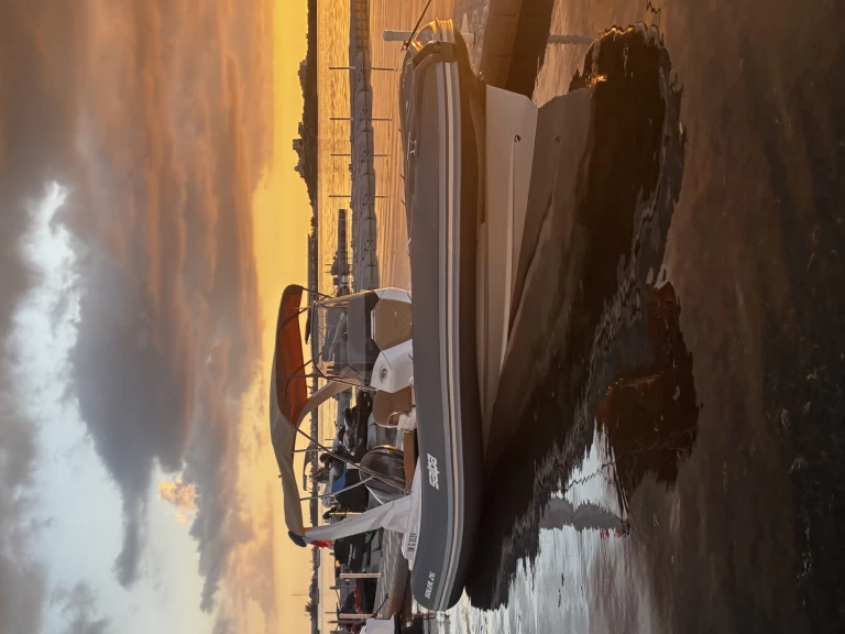 Polotuhá loď k pronájmu v Marigot za nejlepší cenu