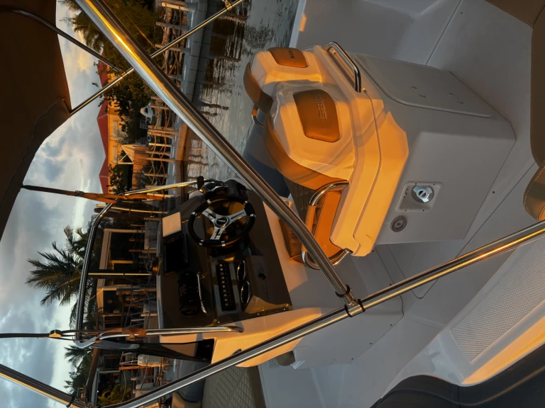 Pronájem lodi Marigot lákavé ceny Salpa Soleil 26