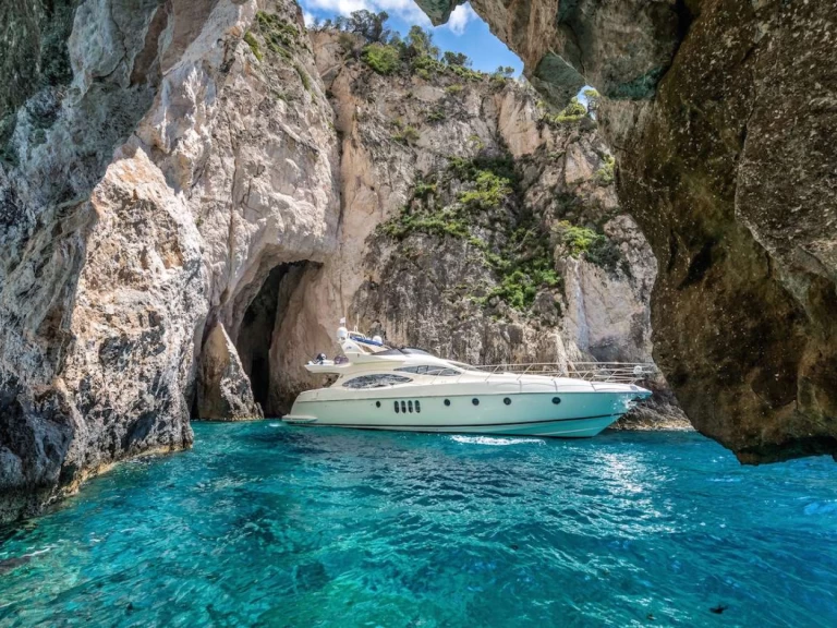 Pronájem lodi Piraeus Port lákavé ceny Azimut 68