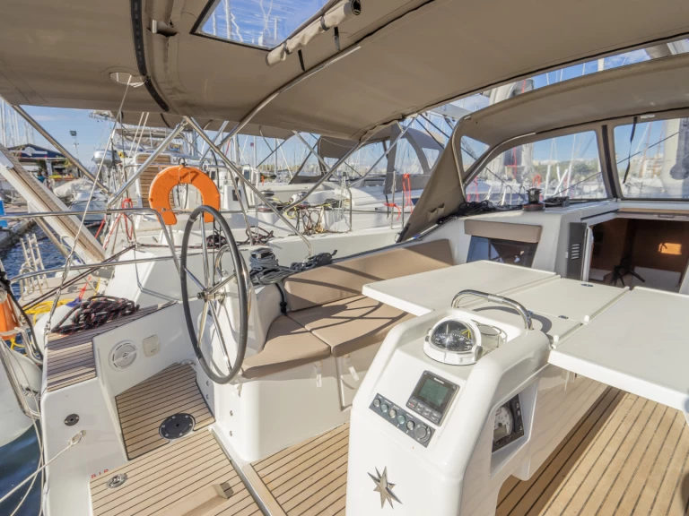 Pronajmout si Jeanneau Sun Odyssey 410 v Nea Peramos