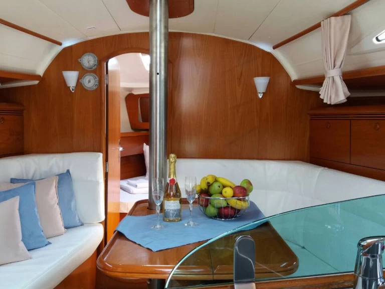 Jeanneau Sun Odyssey 35 jednotlivci a charterové společnosti v Nea Peramos