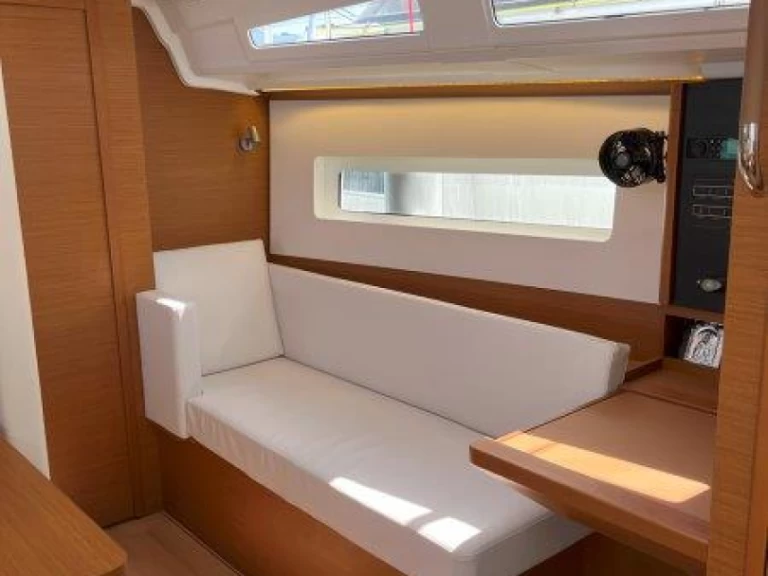 Pronájem lodi Lavrio lákavé ceny Sun Odyssey 380