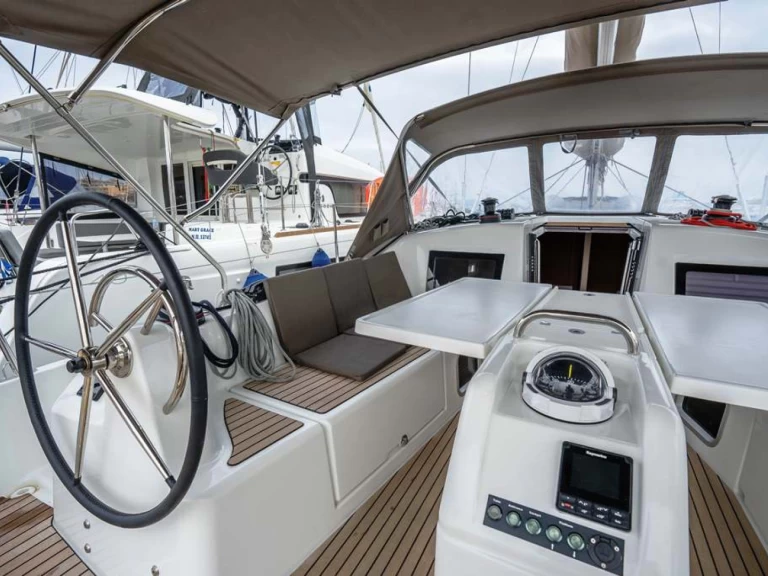 Pronajmout Plachetnice se skipperem či ne Jeanneau v Lavrio