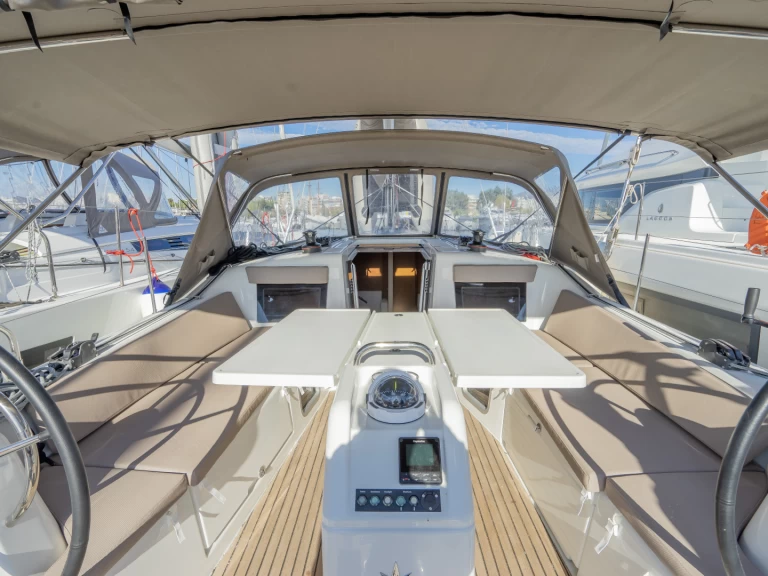 Pronajmout si Jeanneau Sun Odyssey 410 v Nea Peramos