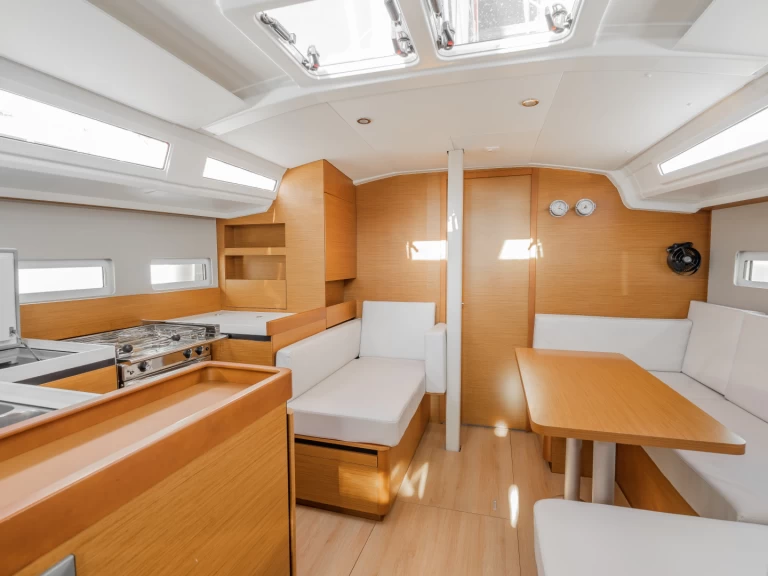 Pronájem lodi Nea Peramos lákavé ceny Sun Odyssey 410