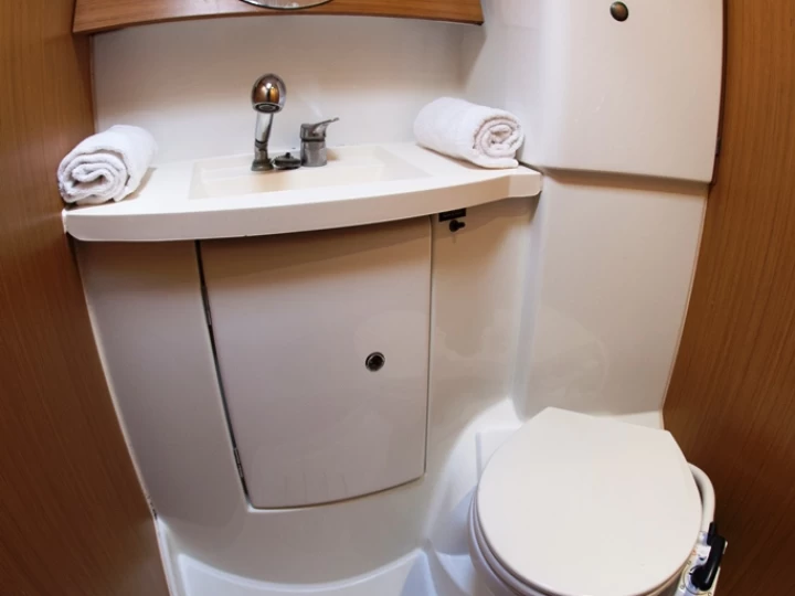 Jeanneau Sun Odyssey 42i jednotlivci a charterové společnosti v Neo Klima