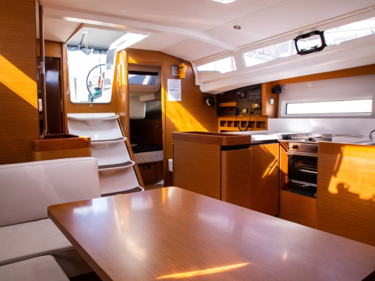 Pronajmout Plachetnice se skipperem či ne Jeanneau v Nidri