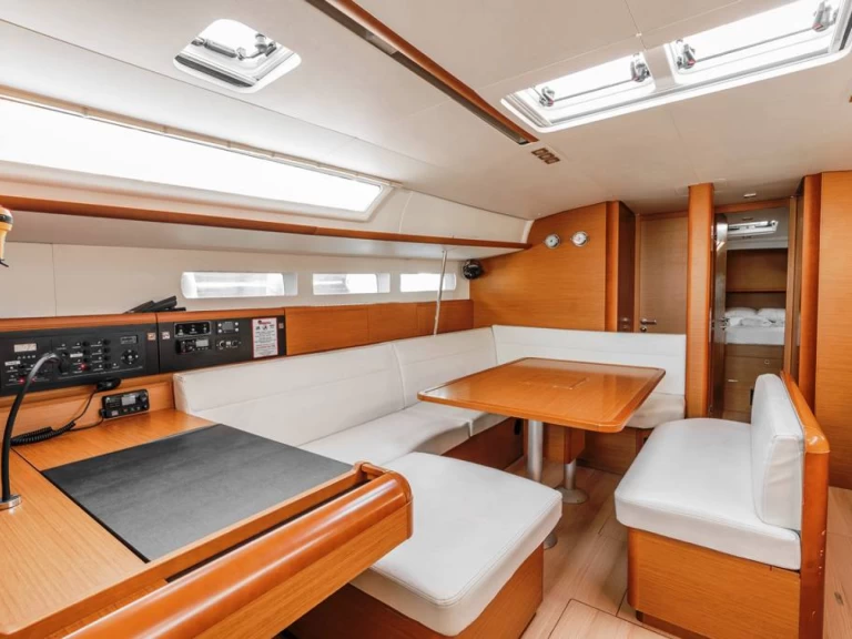 Jeanneau Sun Odyssey 519 jednotlivci a charterové společnosti v Skiathos