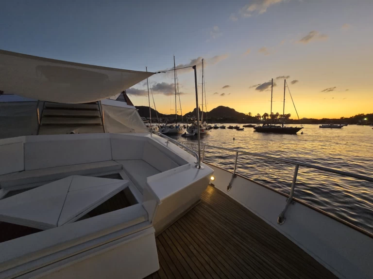 Pronajmout si Cantieri Di Pisa Akhir 20 v Catania