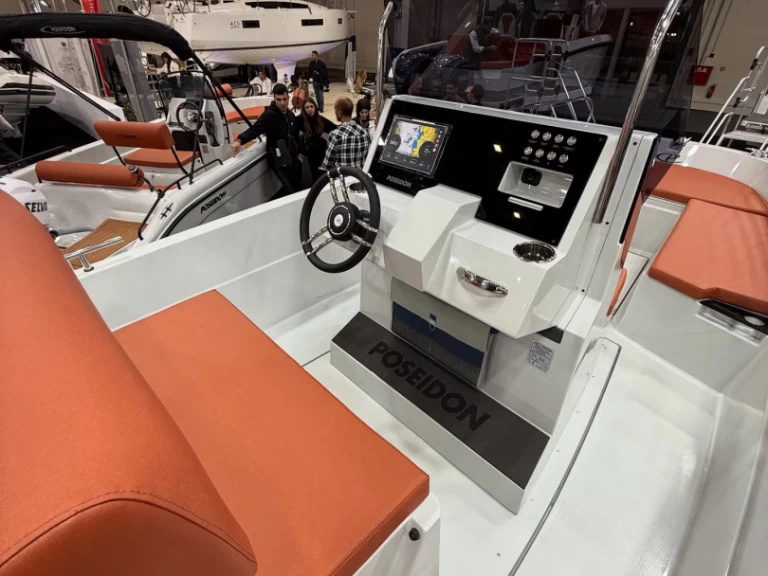 Poseidon Blu Water 210 jednotlivci a charterové společnosti v Trogir