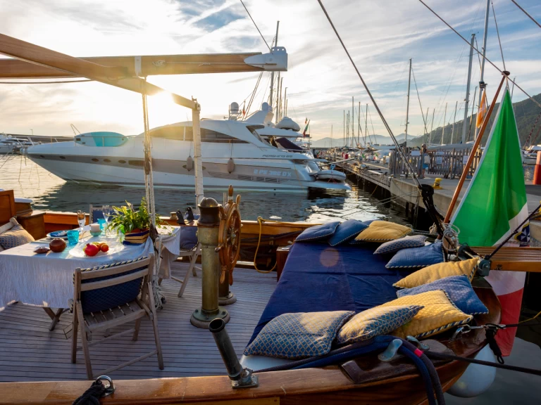 Pronajmout Motorová loď se skipperem či ne SIMEONI v Chiavari