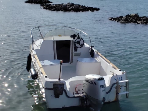 Motorová loď k pronájmu v Francie za nejlepší cenu