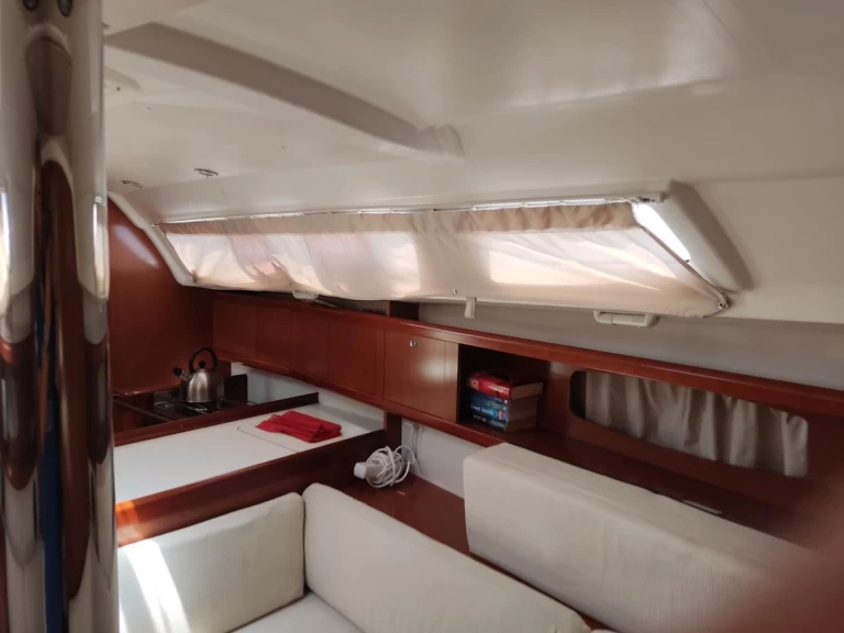 Bénéteau Oceanis 34 jednotlivci a charterové společnosti v Nea Peramos