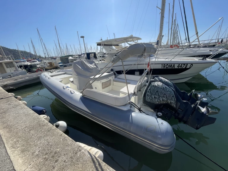 Pronájem Polotuhá loď v Menton -Zodiac NZ-O 760