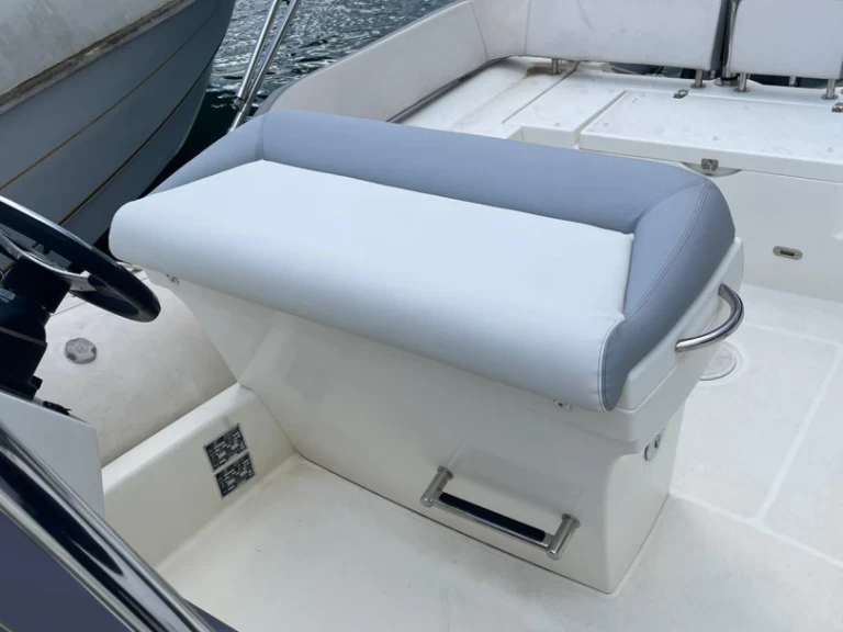 Pronajmout Polotuhá loď se skipperem či ne Zodiac v Menton