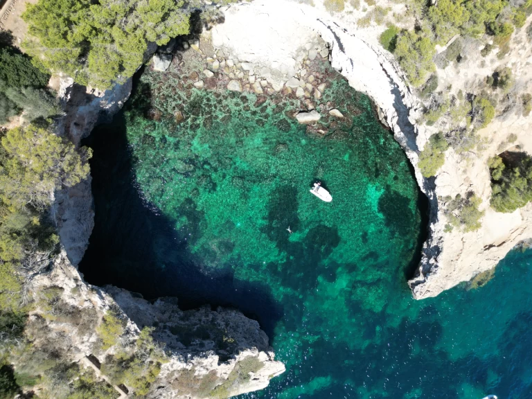 Pronajmout Polotuhá loď se skipperem či ne Protender v Cala Figuera