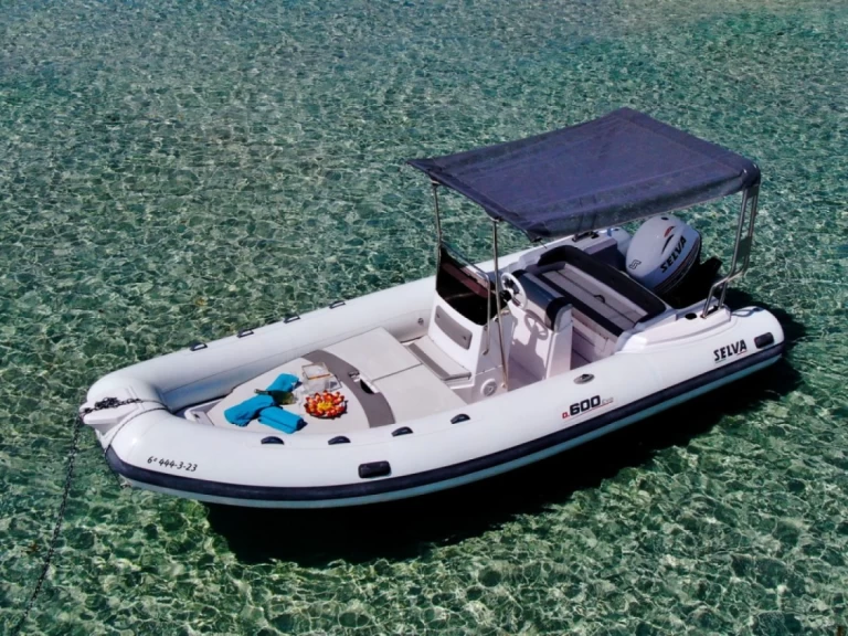 Polotuhá loď k pronájmu v Gapeau za nejlepší cenu