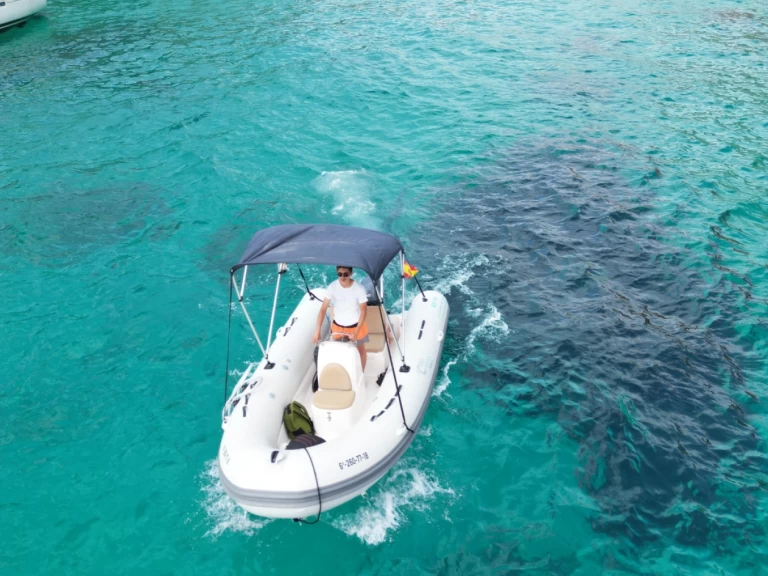 Pronájem lodi Protender Xs 470 v Cala Figuera na Samboatu