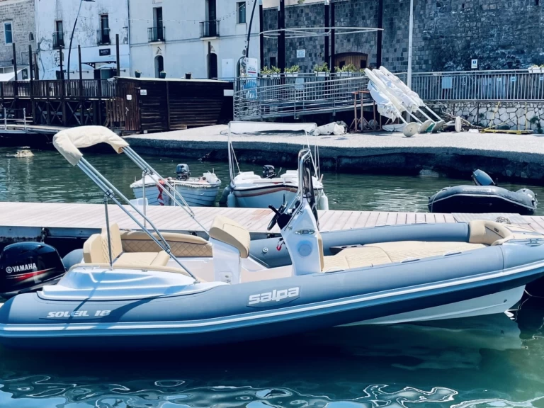 Polotuhá loď k pronájmu v Sorrento za nejlepší cenu