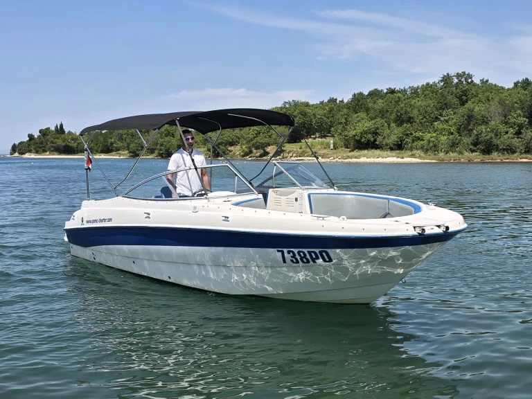 Pronajmout Motorová loď se skipperem či ne Bayliner v Poreč