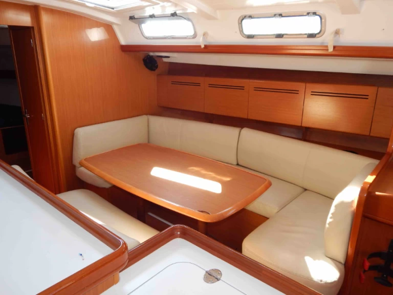 Bénéteau Cyclades 50.5 jednotlivci a charterové společnosti v Nea Peramos