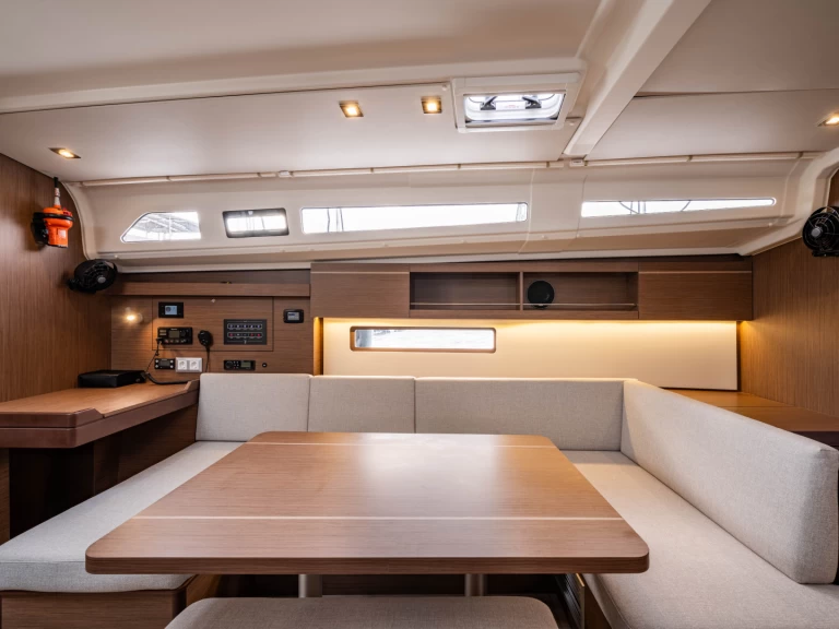 Pronájem lodi Nea Peramos lákavé ceny Oceanis 40.1