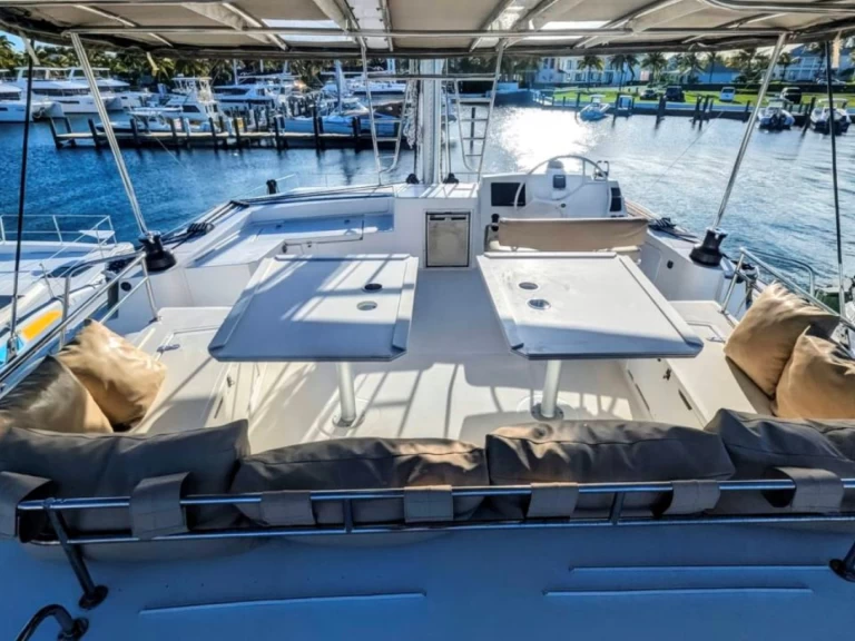 Bali Bali 5.4 jednotlivci a charterové společnosti v Marsh Harbour