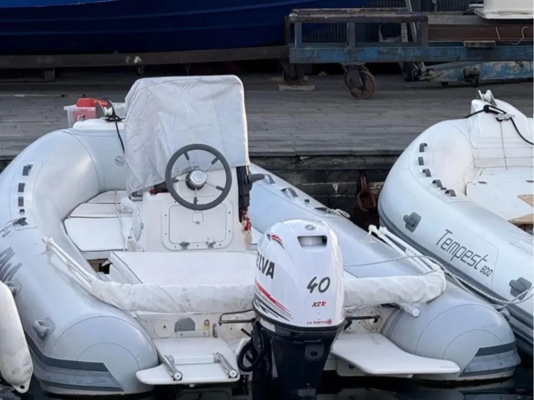 Pronájem Polotuhá loď Bwa s licencí