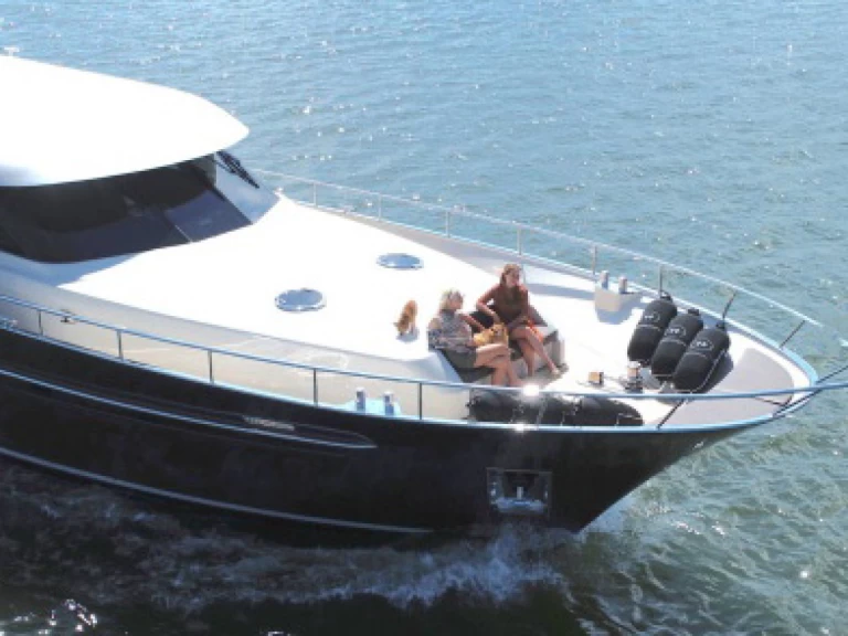 Pronájem lodi Continental 2200 v Limassol na Samboatu