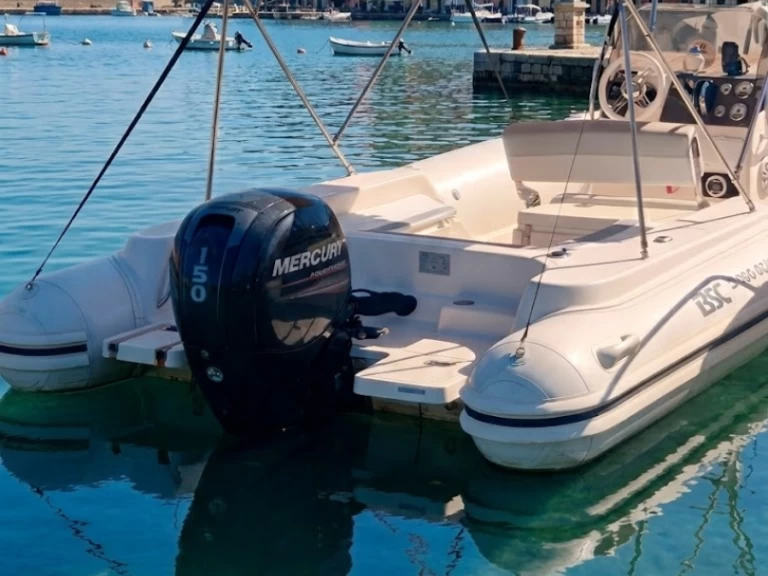 Pronajmout Polotuhá loď se skipperem či ne Bsc v Itálie