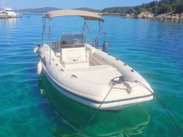 Polotuhá loď k pronájmu v Itálie za nejlepší cenu