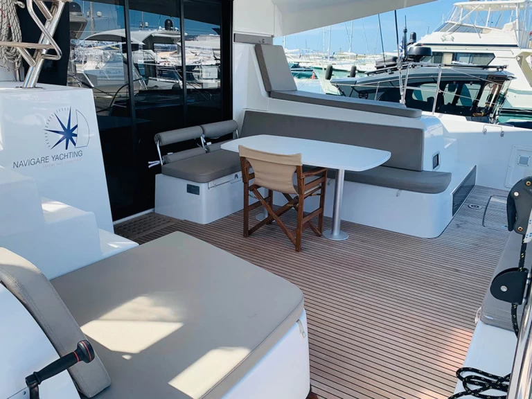 Pronajmout Katamarán se skipperem či ne Lagoon v Alimos