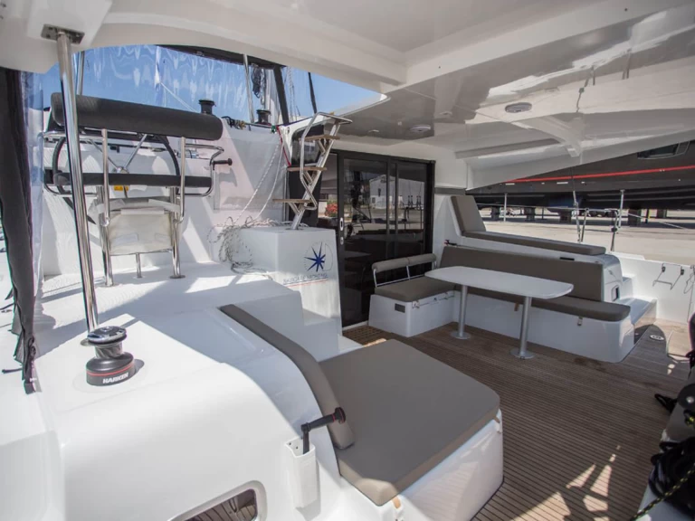 Pronajmout si Lagoon Lagoon 42 v Alimos