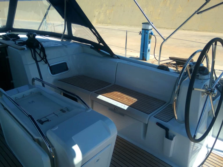 Pronajmout si Jeanneau Sun Odyssey 519 v Alimos