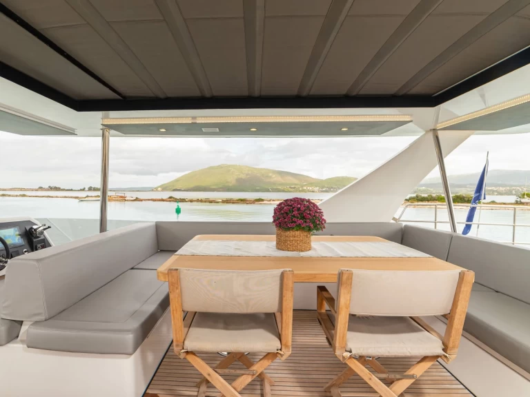 Motorová loď k pronájmu v Alimos za nejlepší cenu