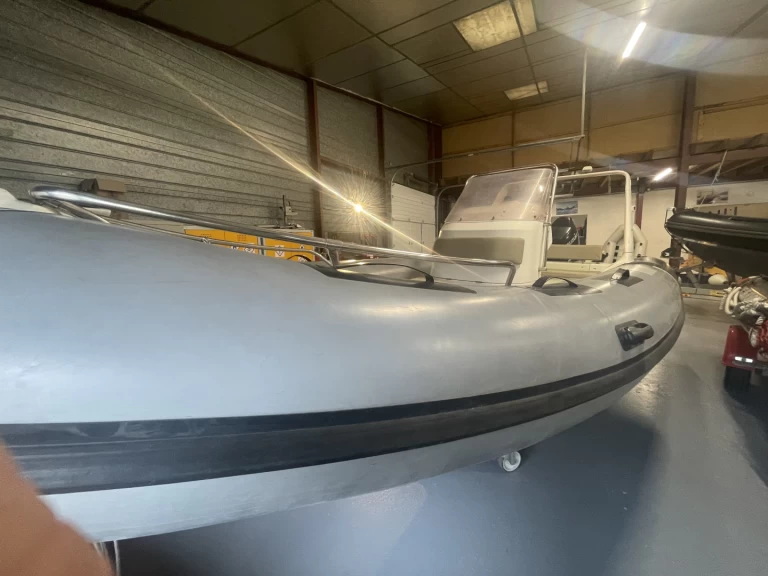 Pronajmout Polotuhá loď se skipperem či ne Brig v Baden