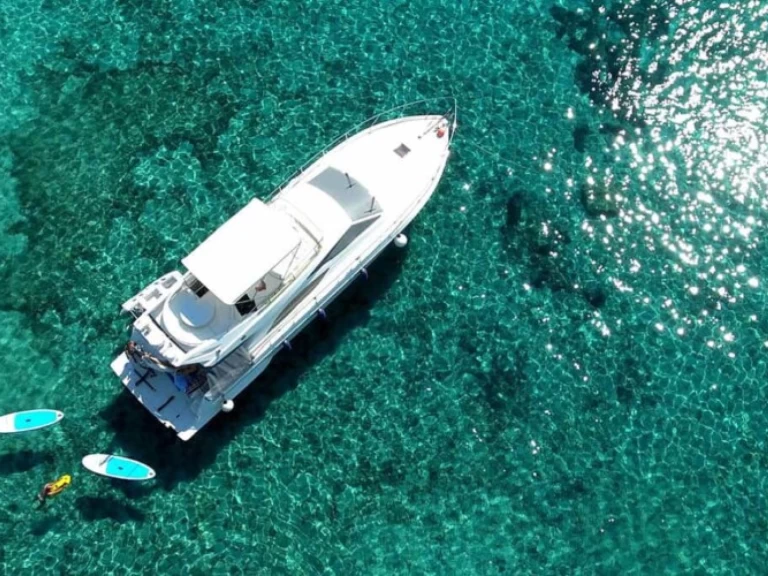 Pronájem lodi Toúrlos lákavé ceny 53 FlyBridge 