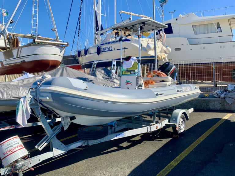 Pronájem Polotuhá loď Sacs s licencí