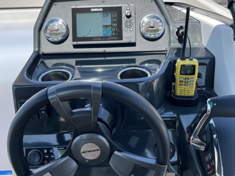 Pronajmout si Quicksilver Activ 675 Open v Arzon