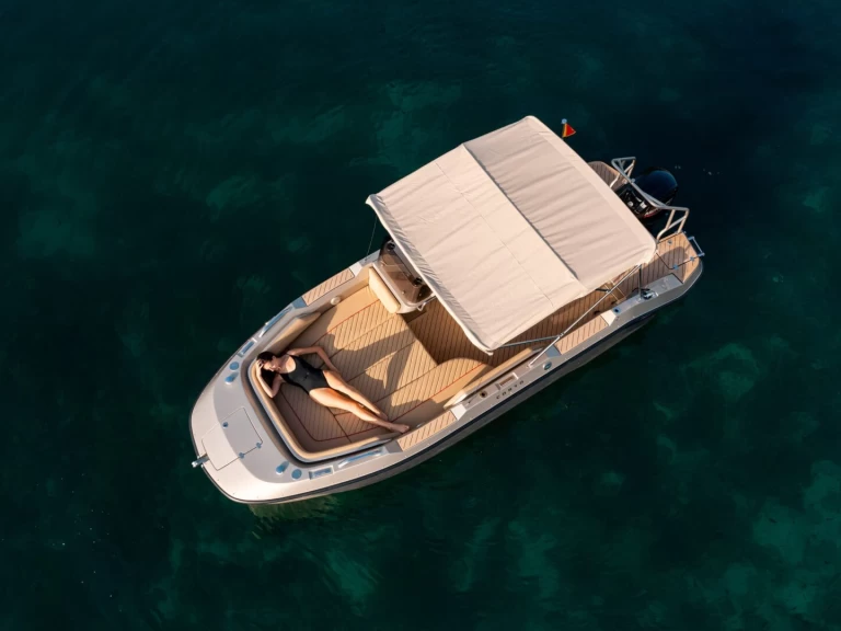 Pronájem Motorová loď Bulldog s licencí