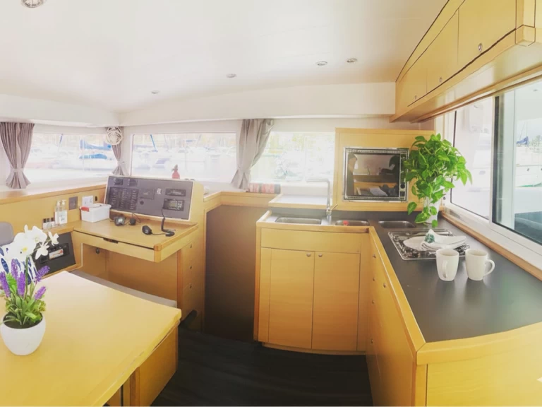 Pronájem Katamarán Lagoon s licencí