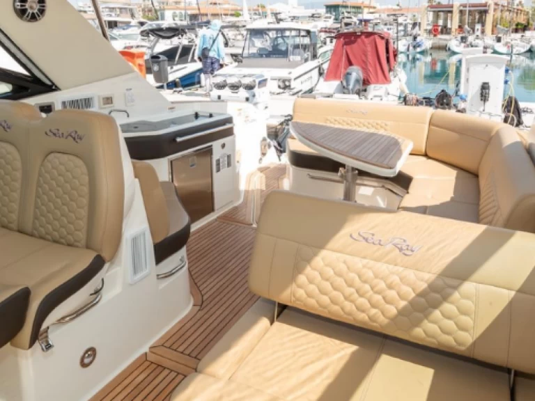 Sea Ray Sundancer 320 jednotlivci a charterové společnosti v Ayia Napa