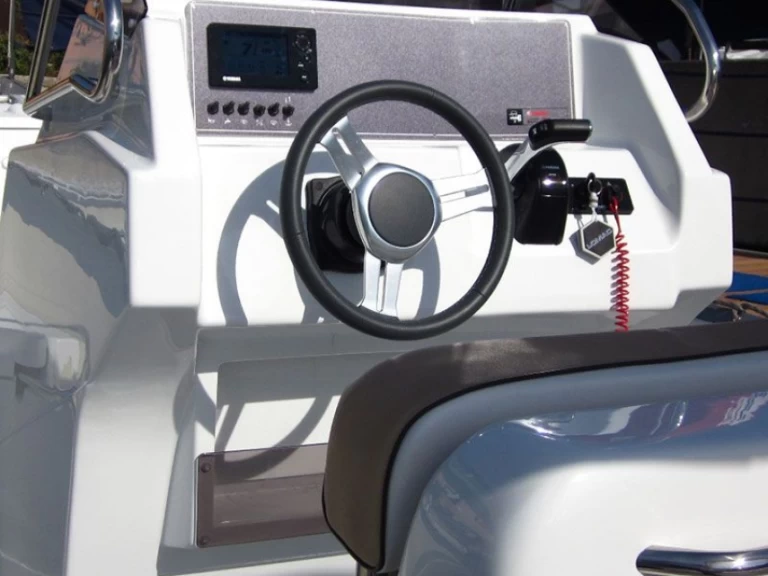 Pronajmout Polotuhá loď se skipperem či ne Lomac v Ajaccio